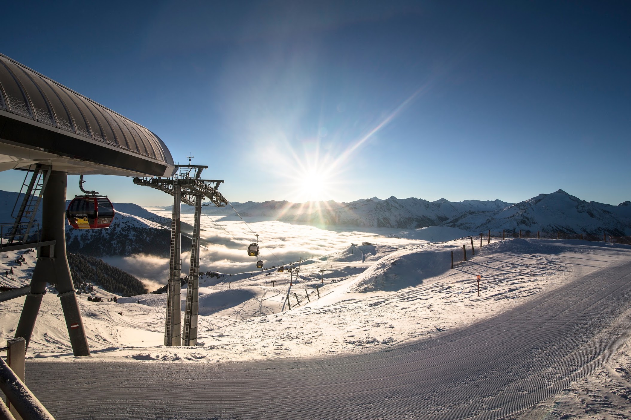 Mit der Bahn zum Skigebiet in Österreich